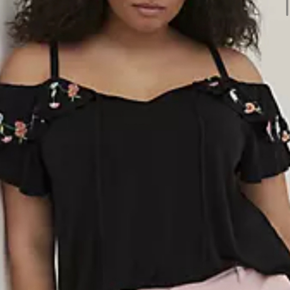 EUC Torrid Floral Embroidery Cold Shoulder Shirt - 2X